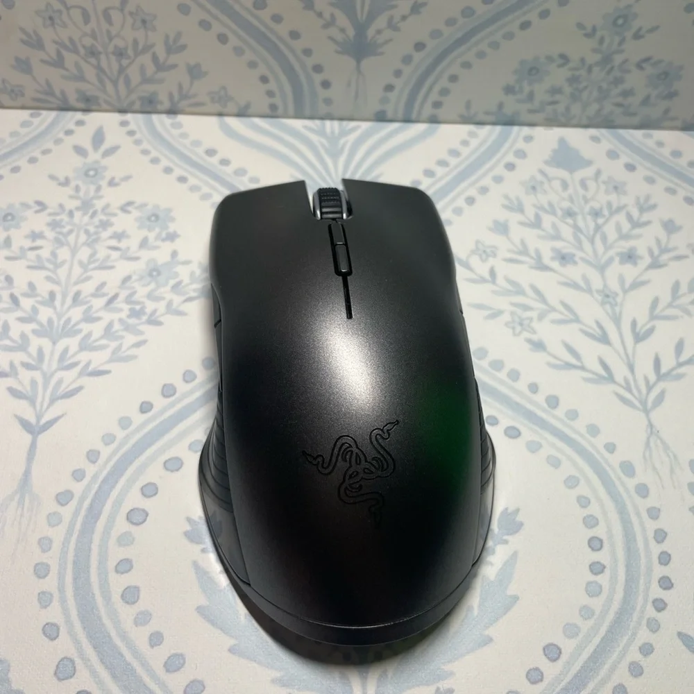 Razer Black Mouse with Vibrant Green Accents - Picture 7 of 9